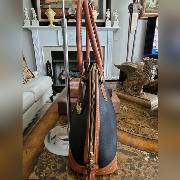 Dooney & Bourke vintage dome style bag. - Picture 3 of 13